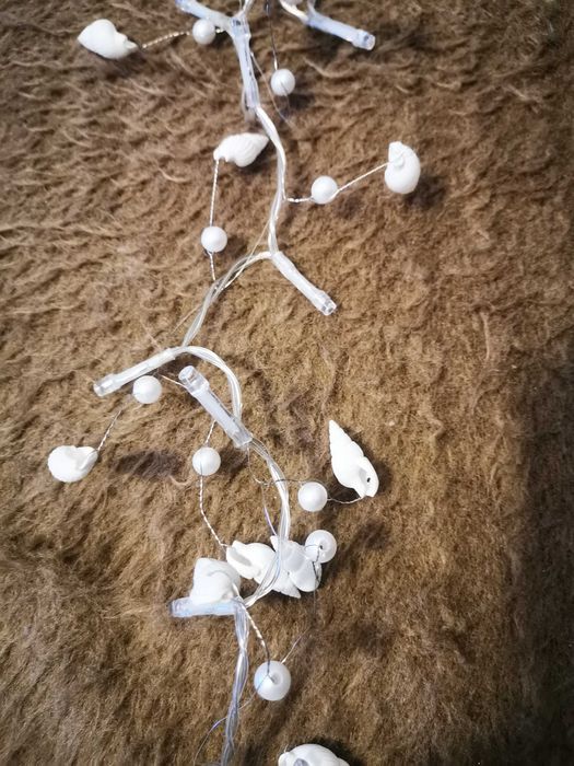Świecący kabel, ozdobne muszelki na sznurze, kabel świecący