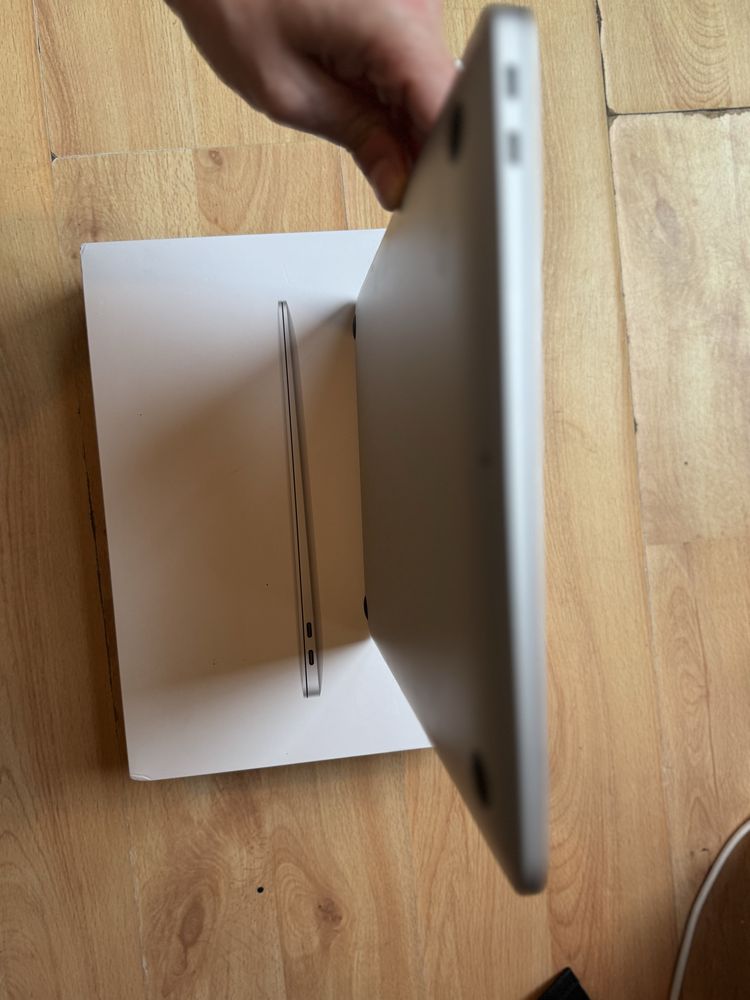 McBook Air M1 256 GB SSD 8 GB memory