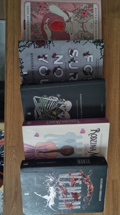 Zestaw książek młodzieżowych kupionych za 200 zł.