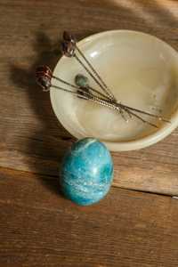 dekoracyjne kamienne jajo w turkusowym kolorze