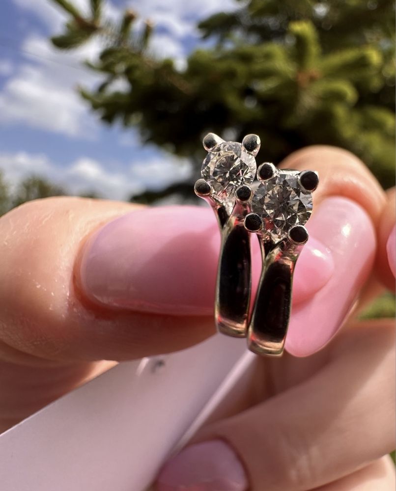 Золоті сережки з діамантами,750 проба,4.7 грам,2 по 0.25 ct,(4мм.)5/4