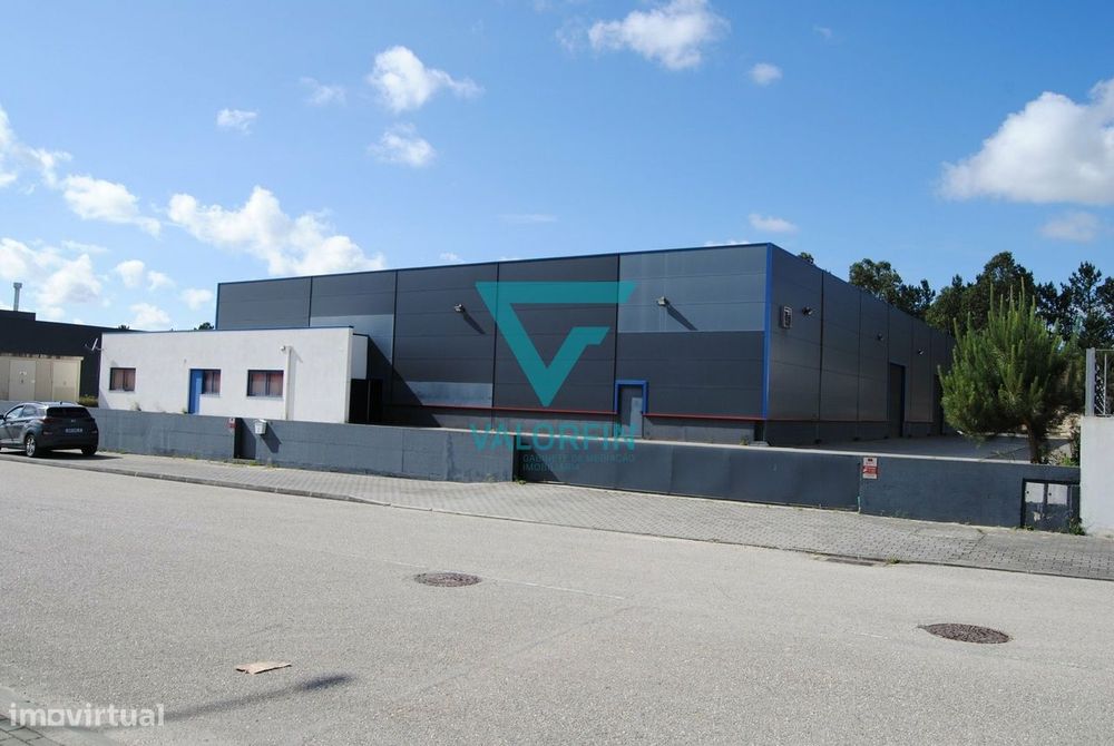 Armazém Industrial c/ 1600 m2 de área coberta - Guia