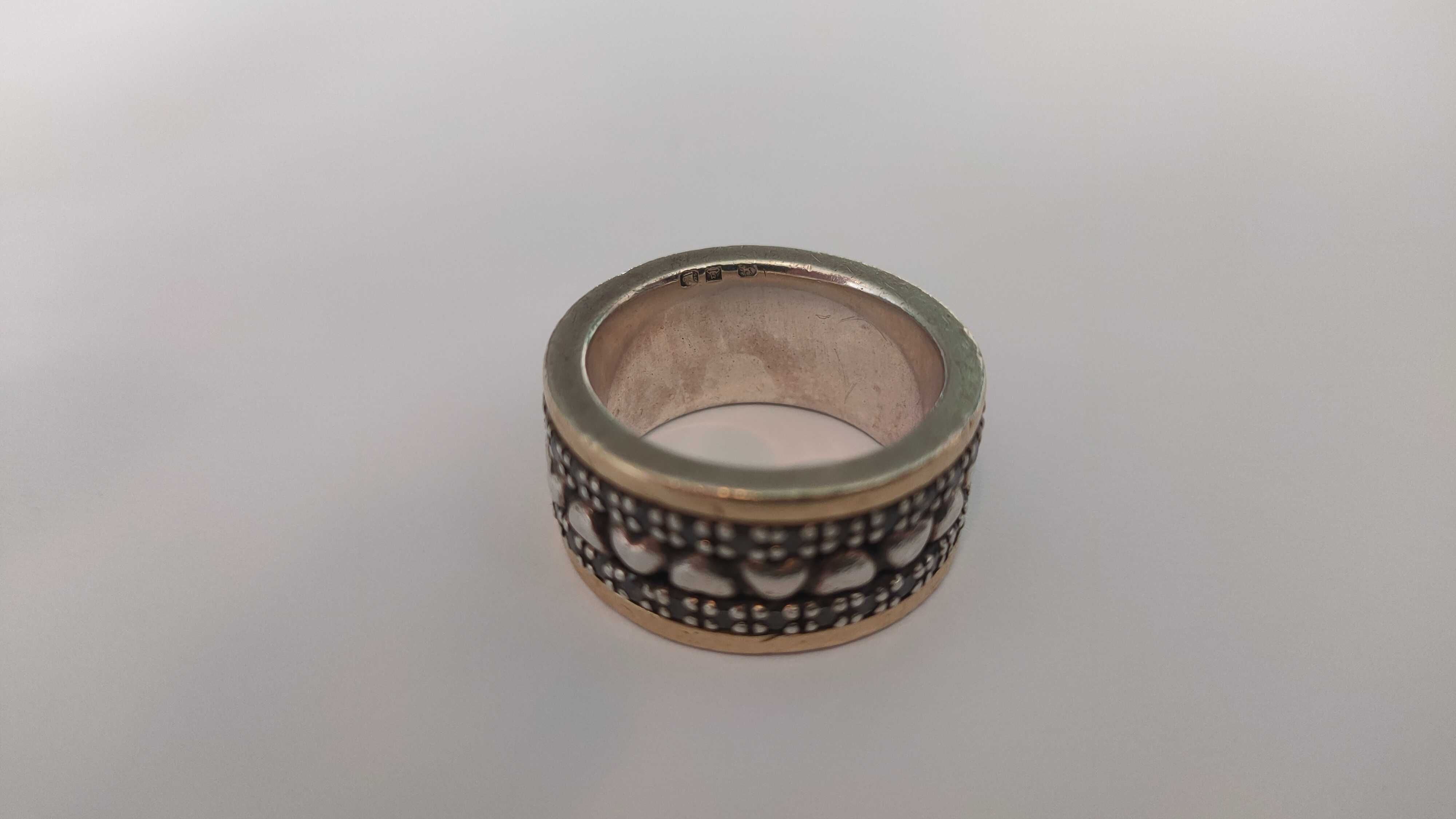 Anel rotativo com zirconias. Em prata e banhado a ouro