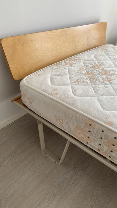 Cama de casal em madeira clara com cabeceira minimalista