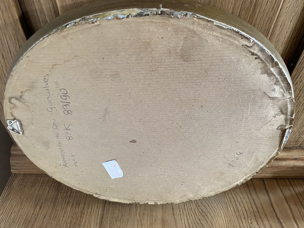 Quadro oval vintage com bordado em linho e moldura verde e dourada