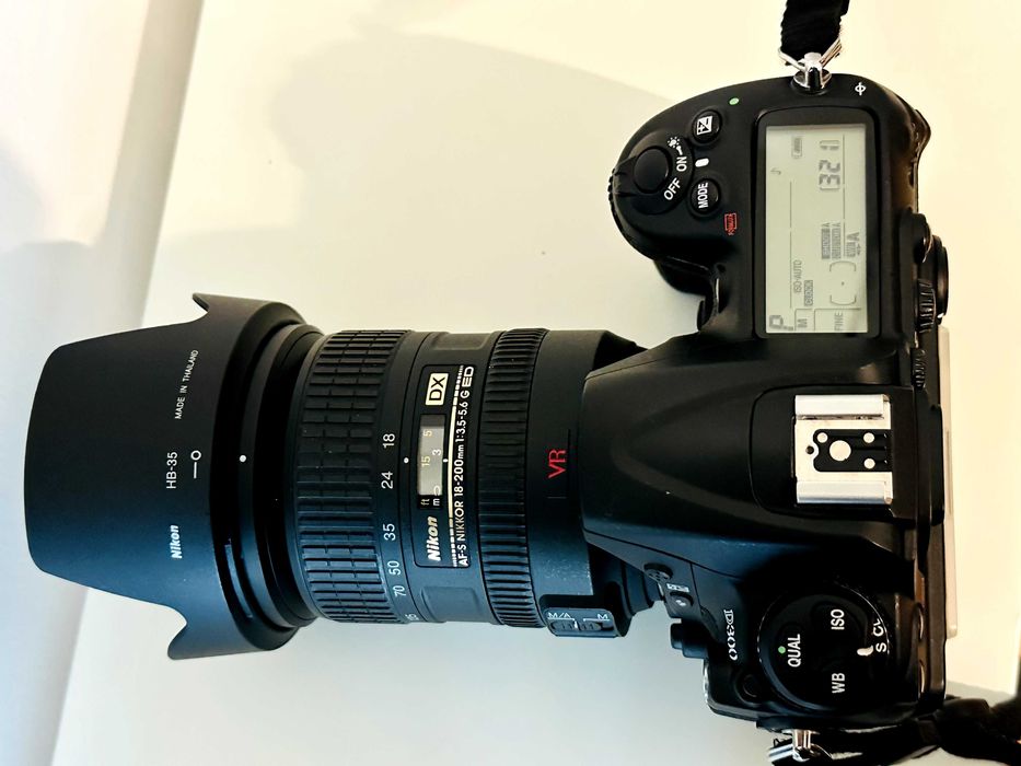 Máquina fotográfica digital Nikon D300 + Objetiva NIKKOR 18-200 mm