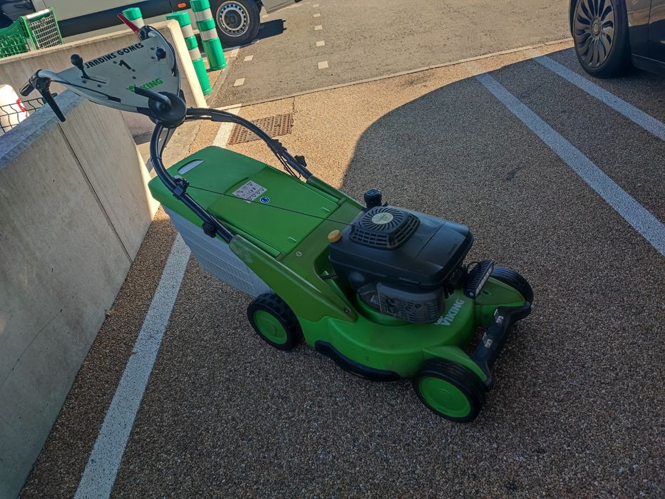 Máquina de cortar relva