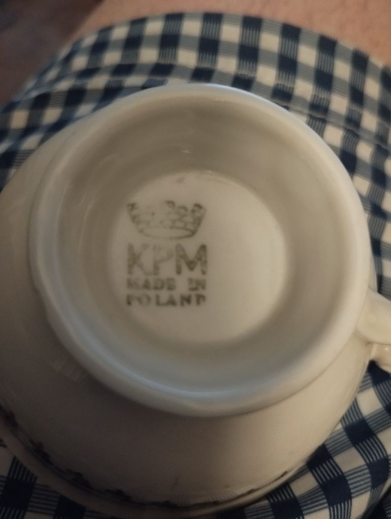 Cztery filiżanki i sześć talerzyków porcelana