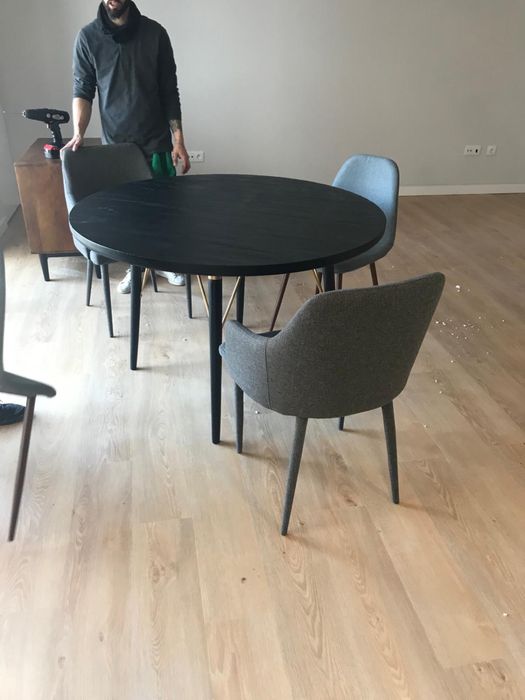 Mesa de jantar redonda de carvalho, acabamento charcoal (sem cadeiras)