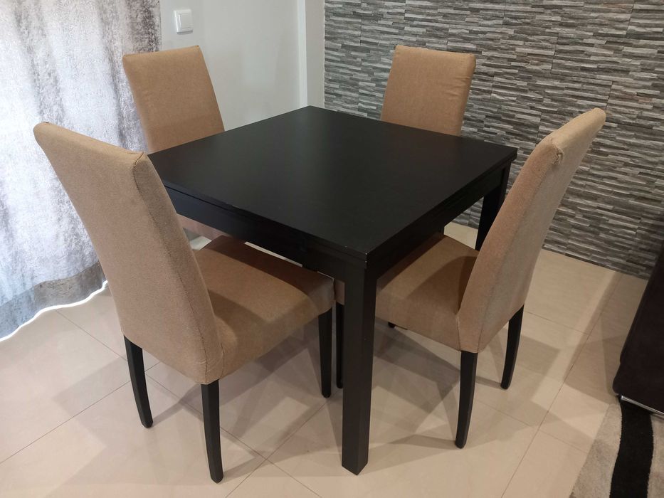 Conjunto de Sala com Mesa Extensível e 4 Cadeiras