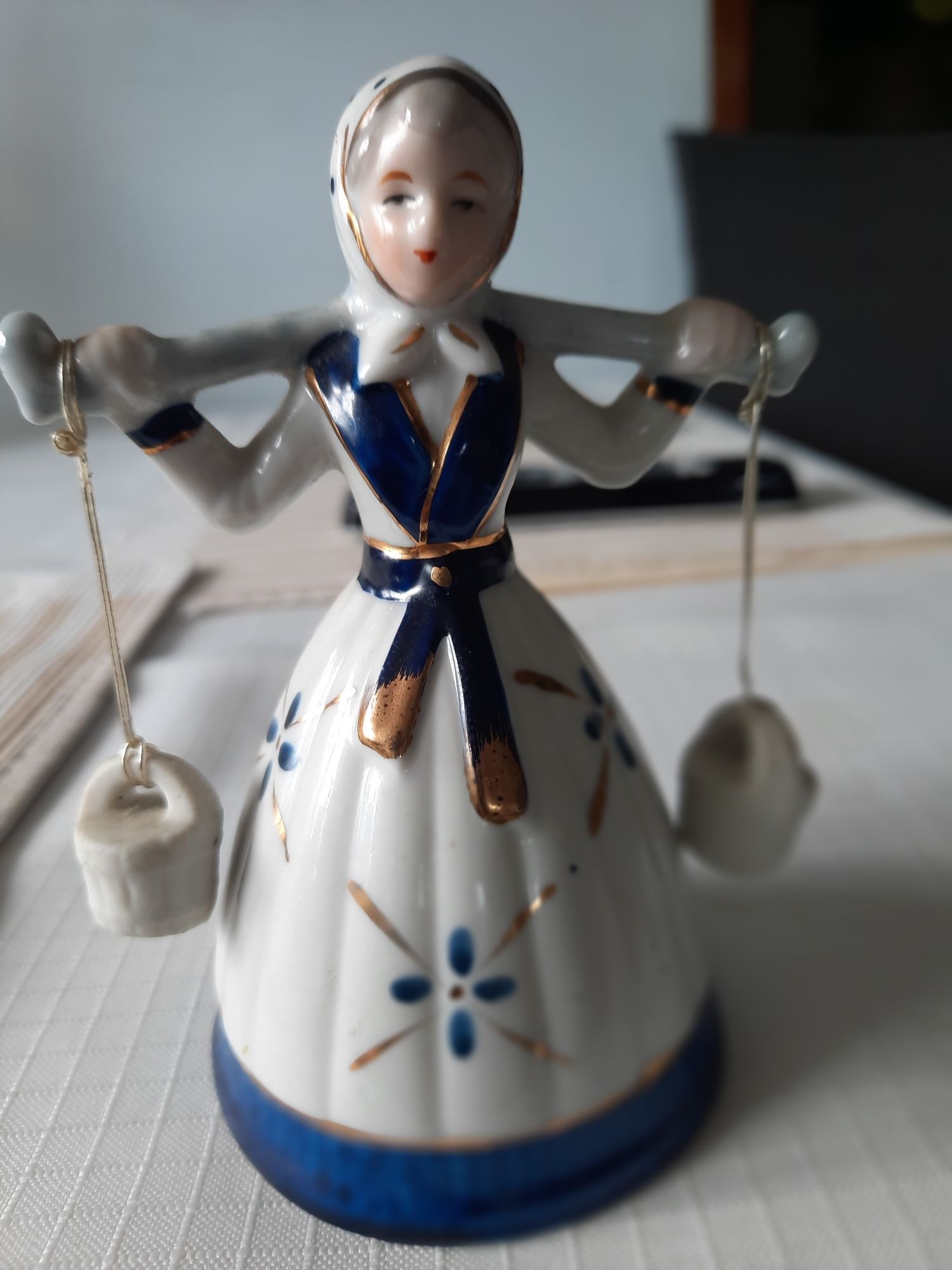Figurka z porcelany, gong dla wzniesienia toa