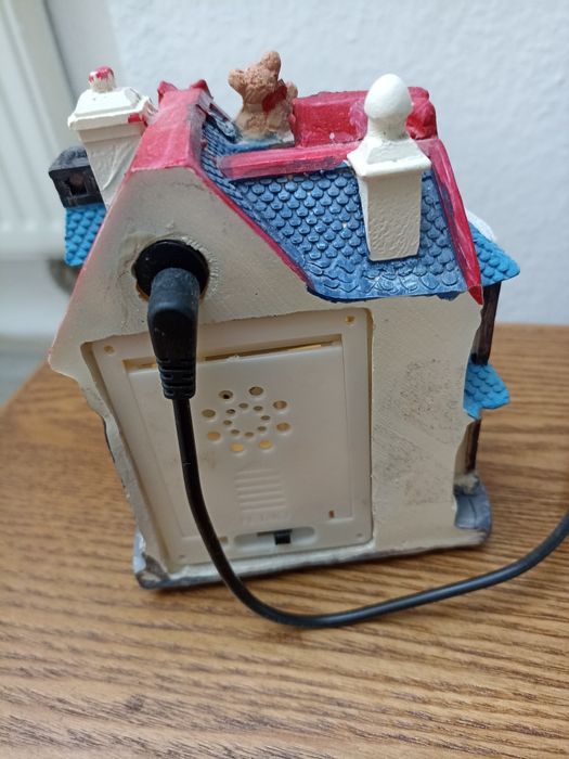 Рождественский домик с музыкальными мелодиями.