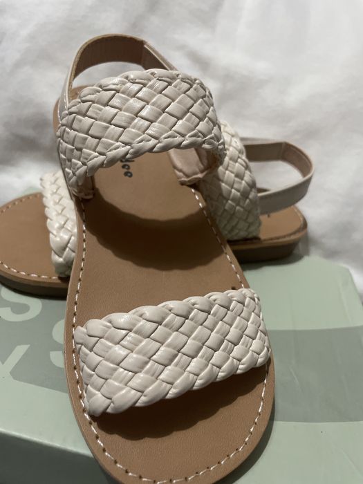 Sandalia nova tamanho 30