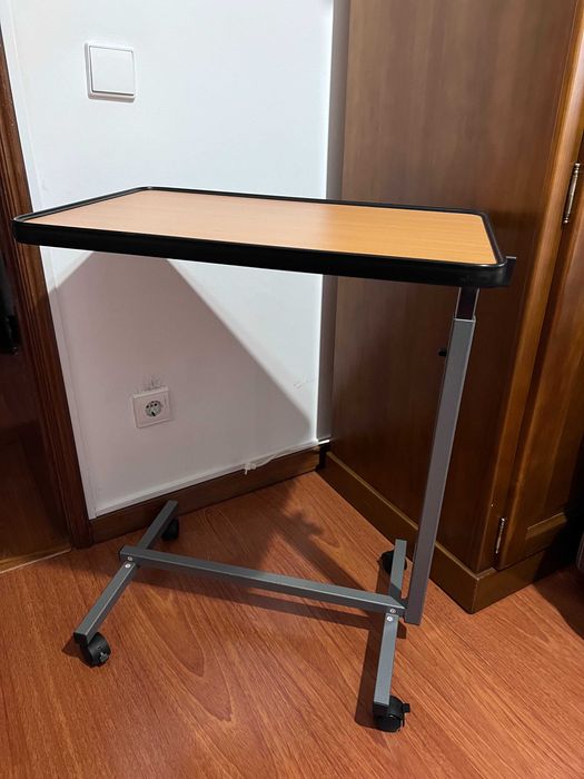 Mesa apoio com rodas
