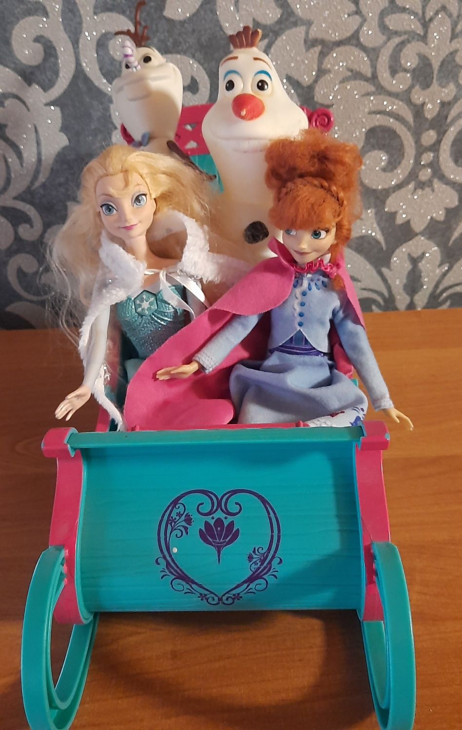 Kraina lodu komplet. Elza śpiewa po polsku I Anna , Olaf I sanie.