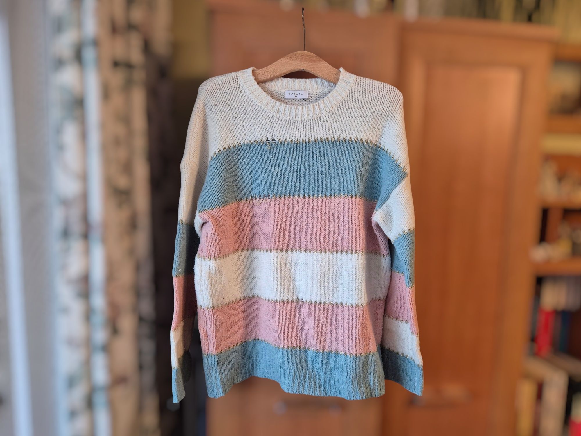 Sweter różowo niebiesko biały w paski