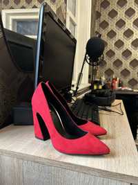 Туфлі жіночі червоні bershka
