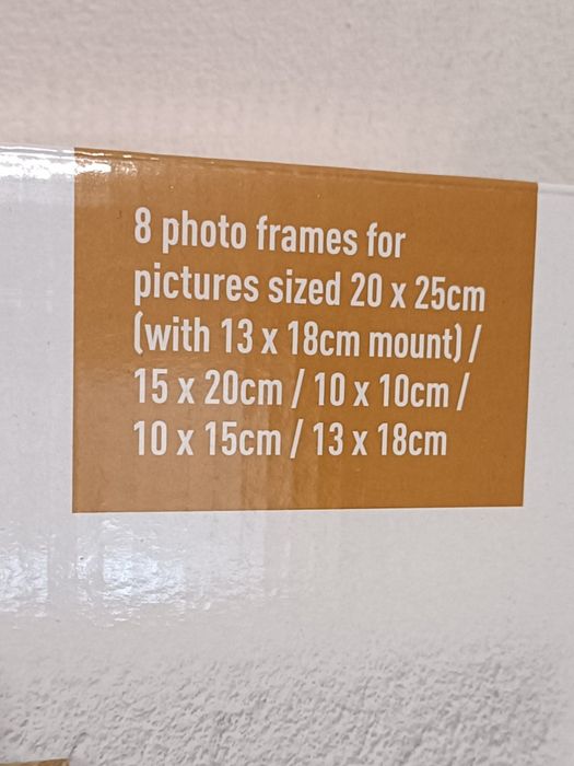 Zestaw 8 ramek w 3 kolorach.