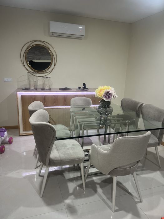 Sala jantar completa com aparador