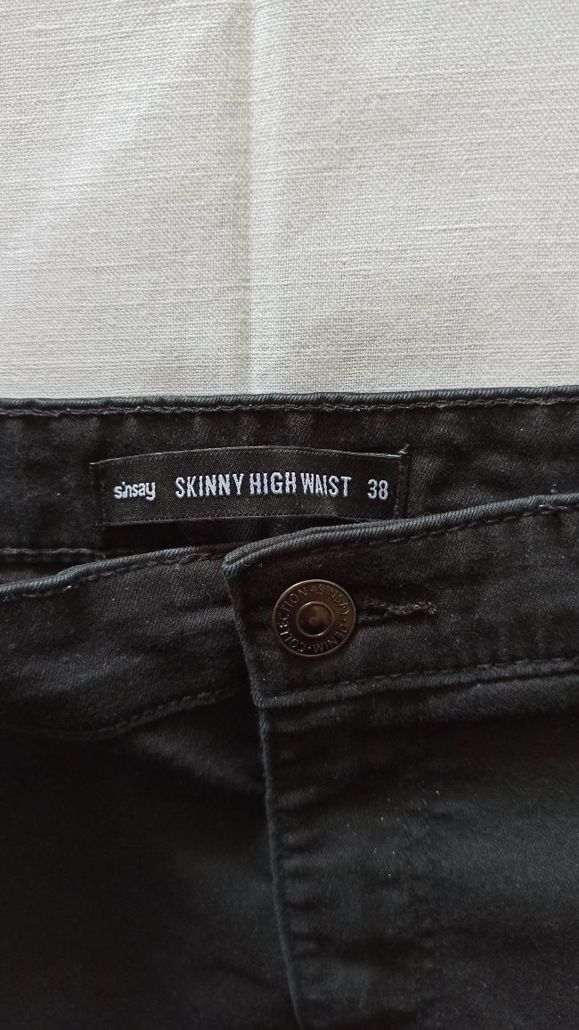 Czarne spodnie dżinsowe Sinsay