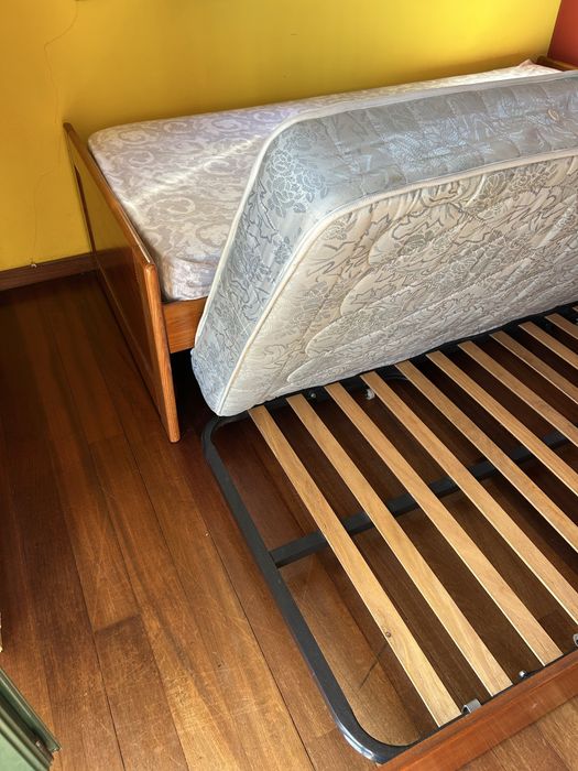 Cama solteiro + 2 colchoes otimos com opção de abrir p/ tamanho casal