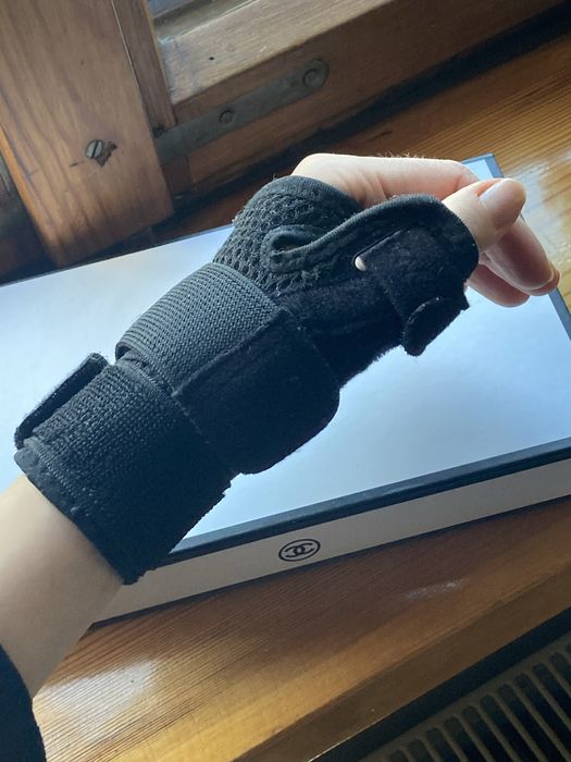 Stabilizator na dłoń orteza prawa lewa czarna regulowana na rzep