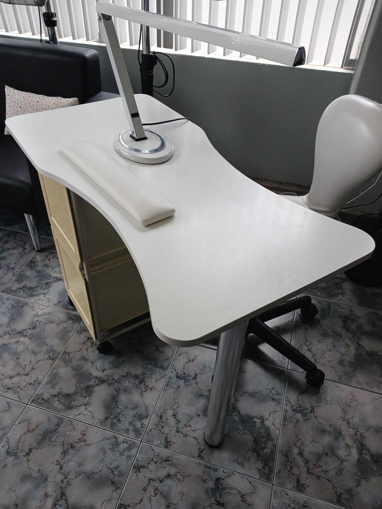 Mesa de Manicure c/ 3 gavetas com fechadura