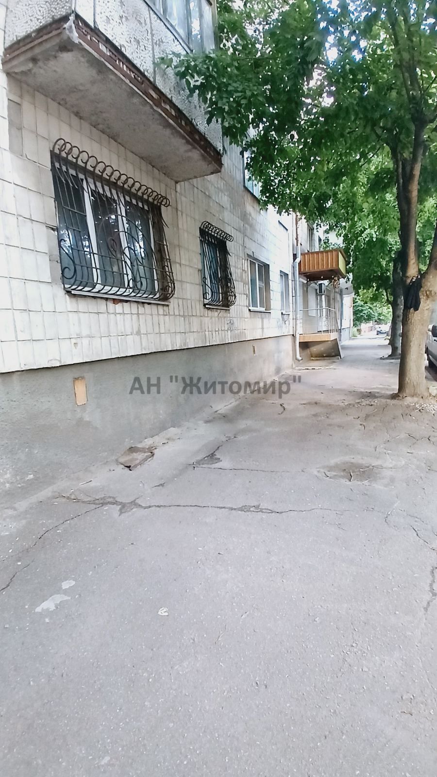 Продається 1-кімнатна квартира в центрі, 1 поверх, фасад