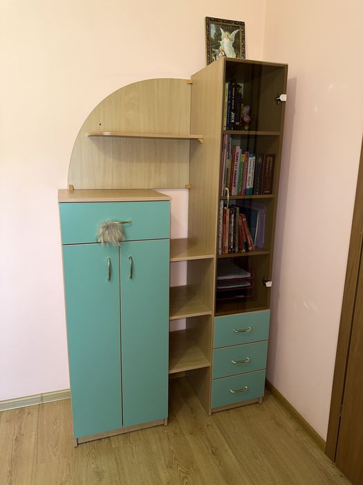 Меблі для спальні або дитячої кімнати.