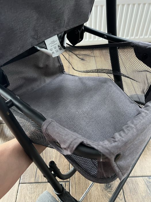 Продам сіру прогулянкову коляску Carello Quattro.