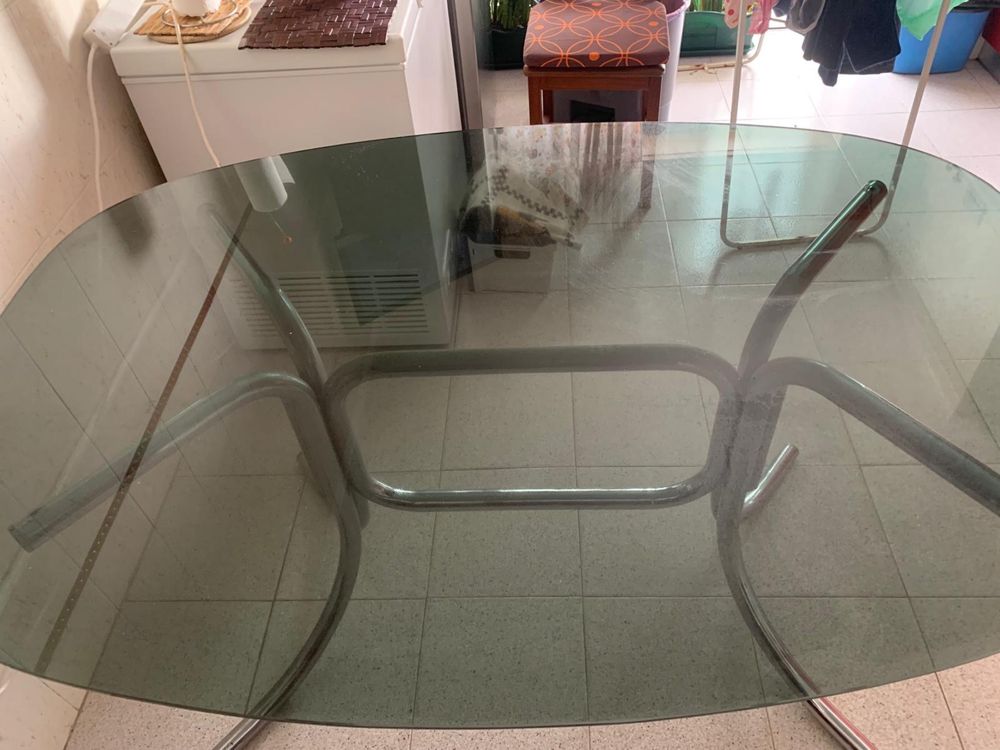 Mesa com tampo de vidro.