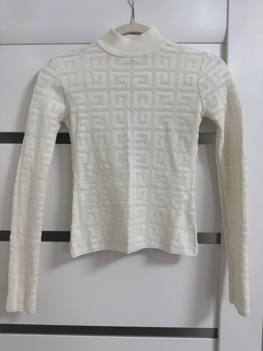 Білий гольф з візерунками