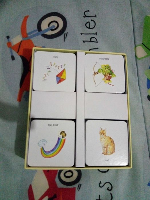 Jogo de memória, com vocabulário de inglês, francês/português