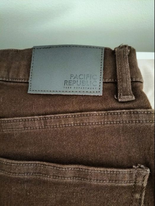 Calças castanhas boca de sino Pull &Bear