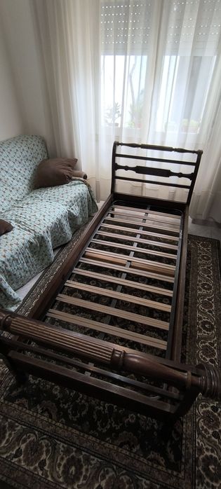 Cama com estrado de solteiro em madeira maciça e colchão ortopédico
