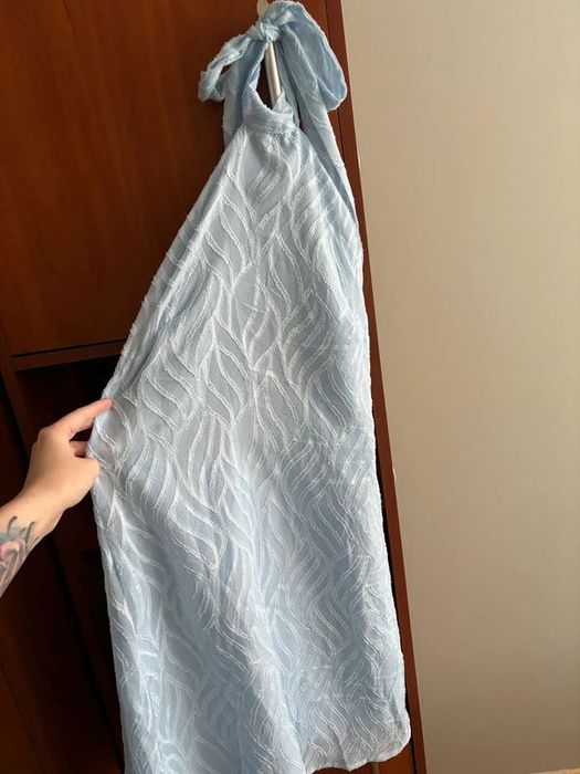 Letnia sukienka wiązana na szyi