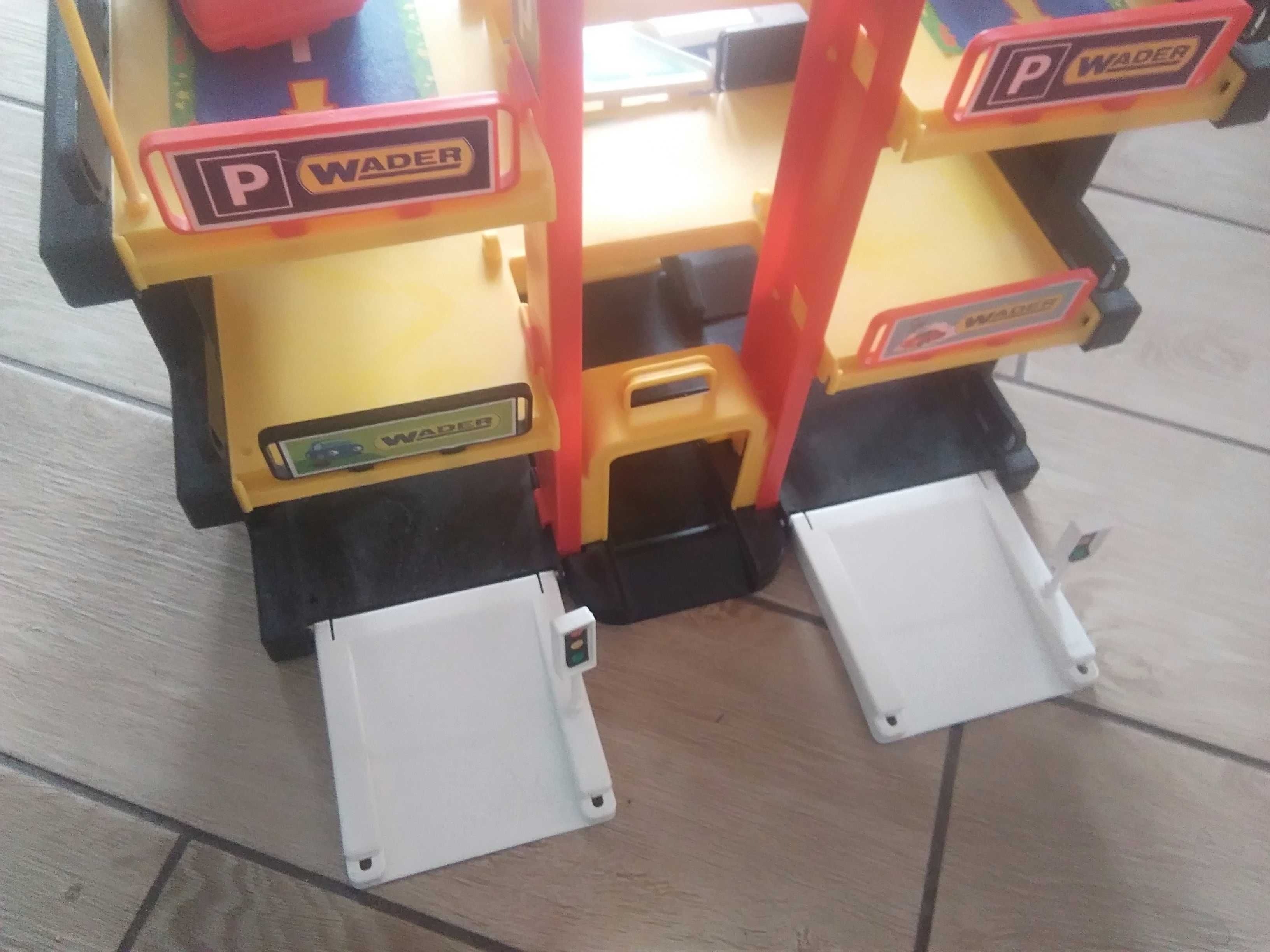 Parking z 2 autami Wader