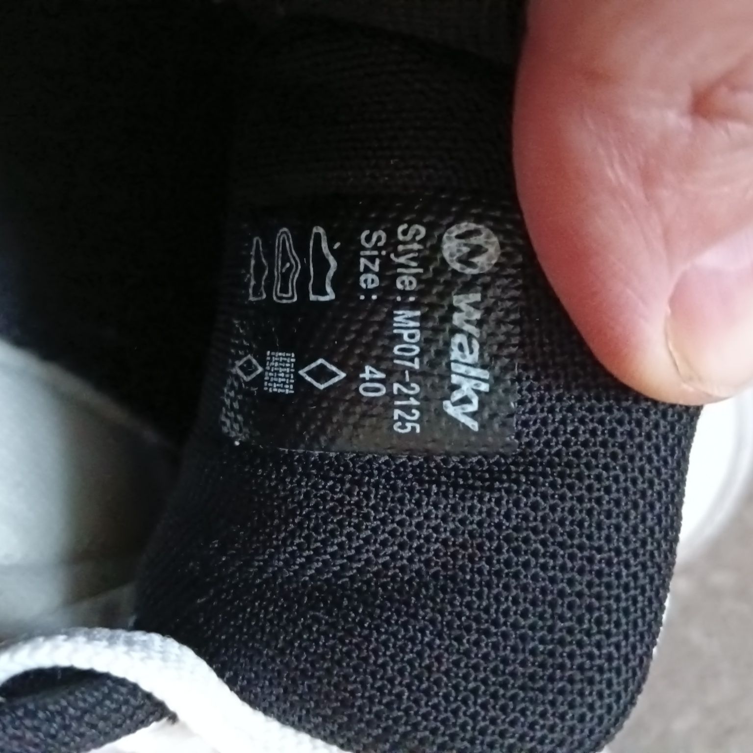 Męskie buty białe adidasy.