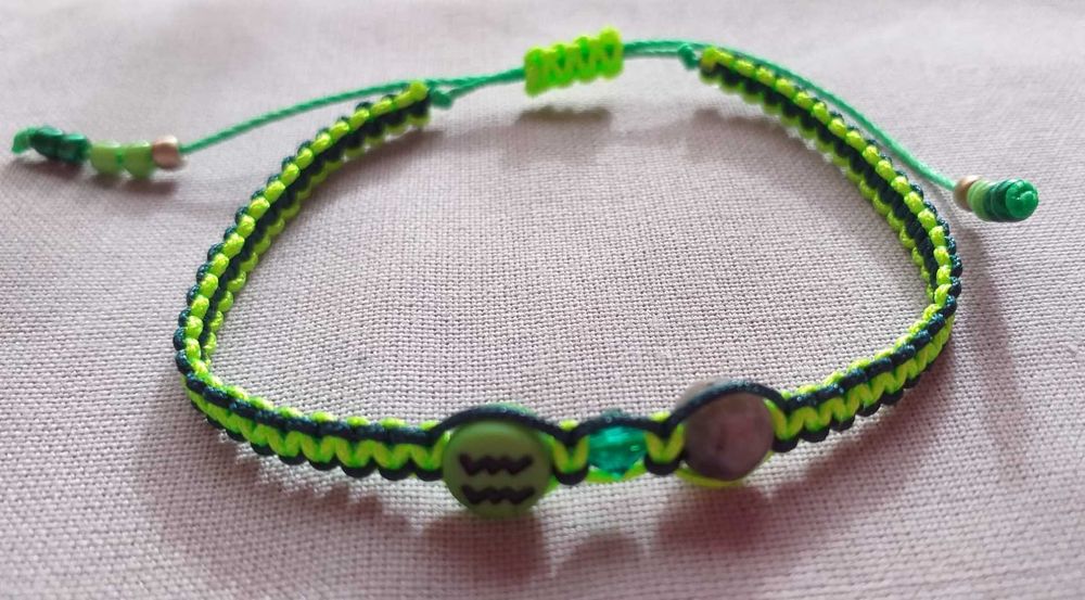 Pulseira em Macramê Zodíaco Aquário com Cristal e Pedra Natural