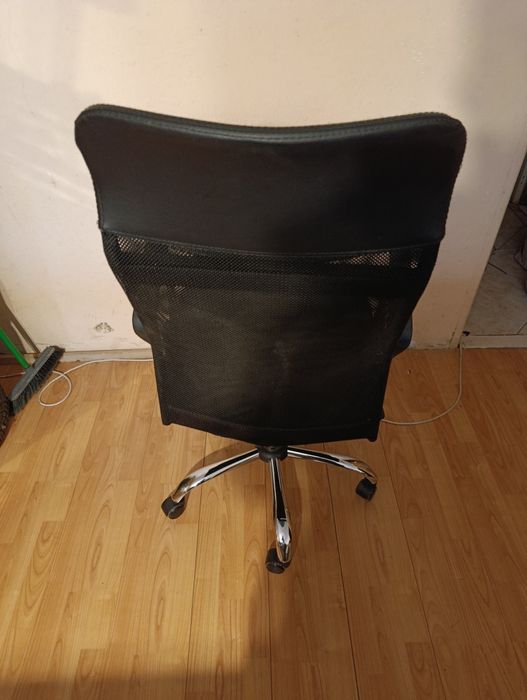 Fotel obrotow czarny