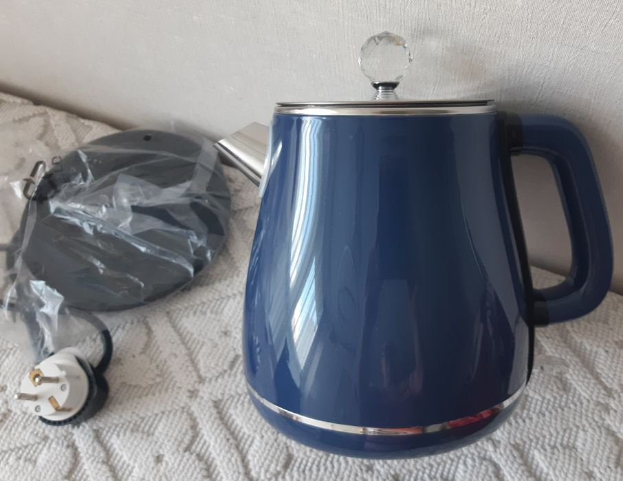 ЧАЙНИК электрический -- объёмом 1,8 л.