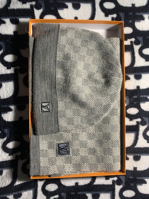 Gorro + Cachecol LV Cinza Claro (C/ Caixa)