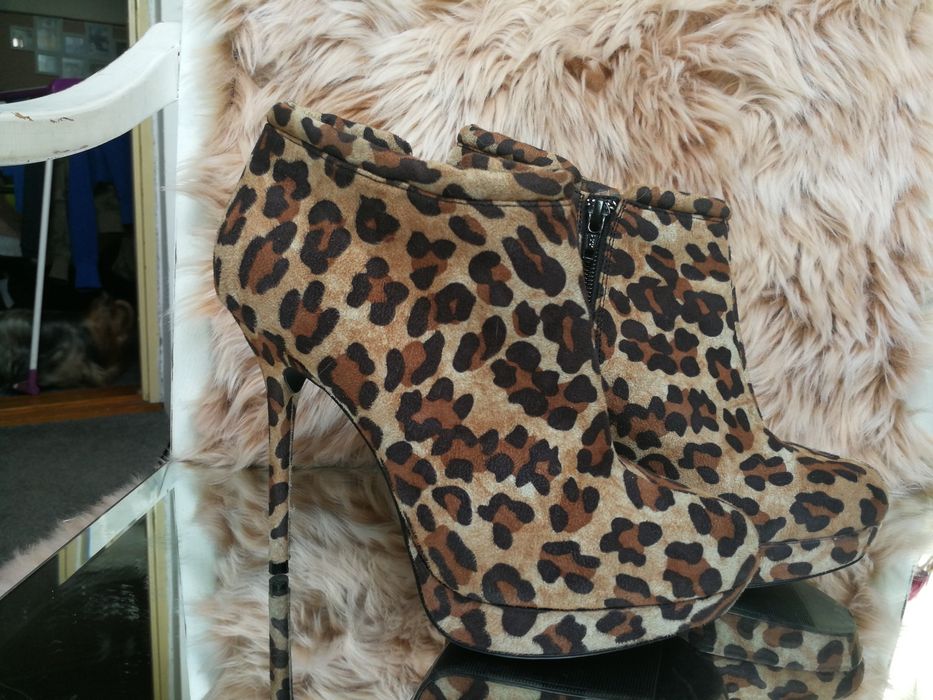 Kozaczki, botki, szpilki panterka roz 39.