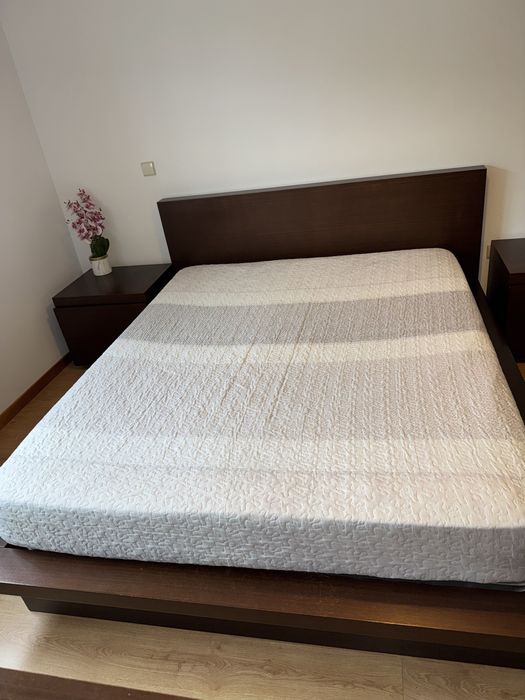 Cama casal madeira macica com arrumos + 2 mesas cabeceira