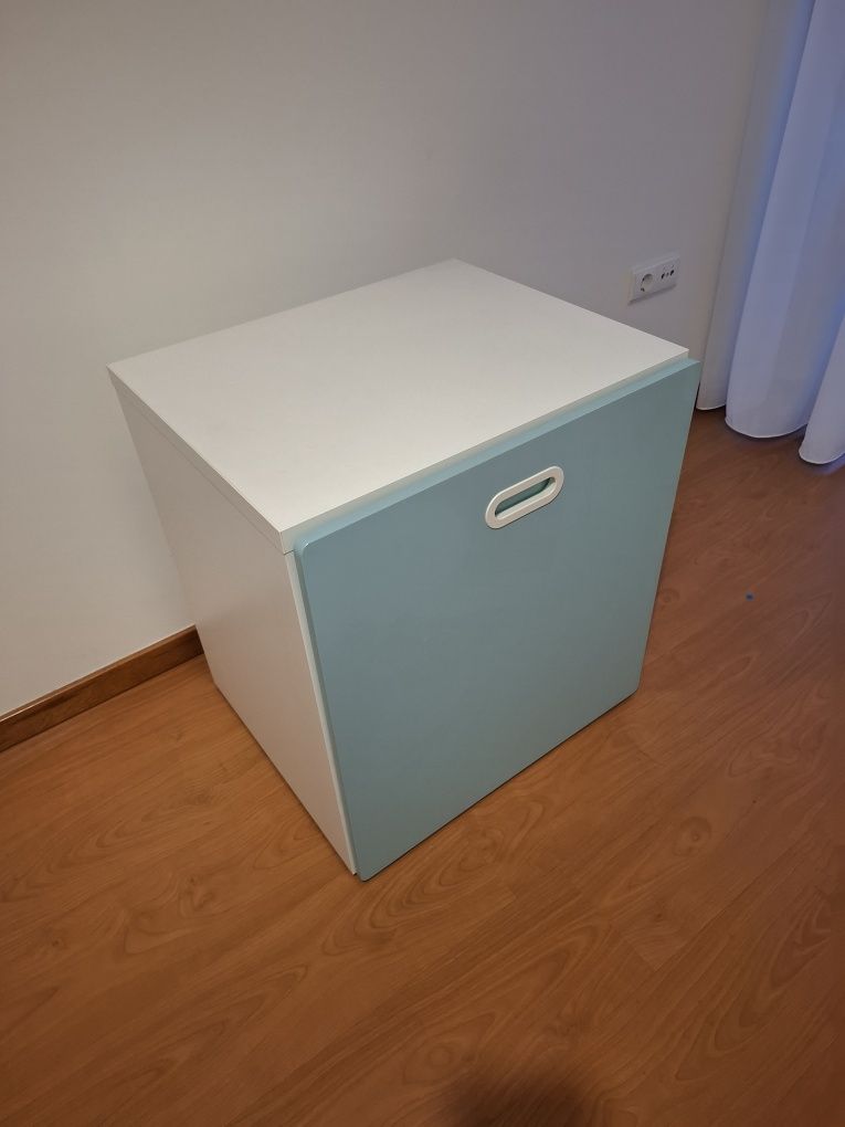 Baú ikea azul e branco