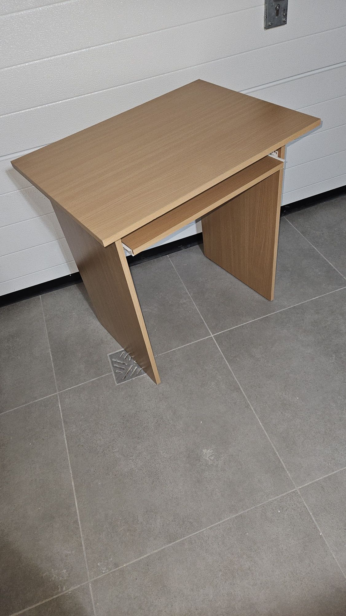 Biurko komputerowe z wysuwaną szufladą na klawiaturę