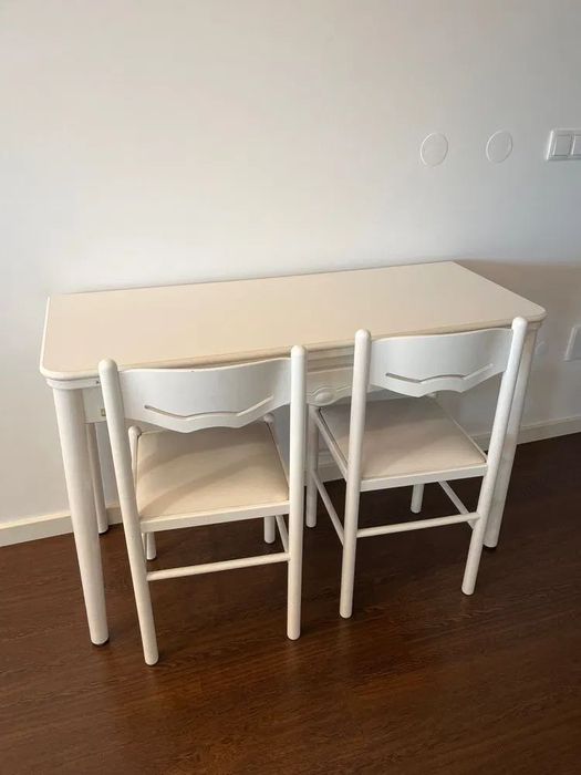 Mesa branca em bom estado com 2 cadeiras