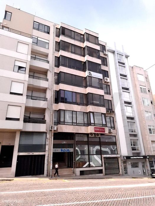 Escritório com 3 quartos de 80m2 na Baixa do Porto – Localização Centr