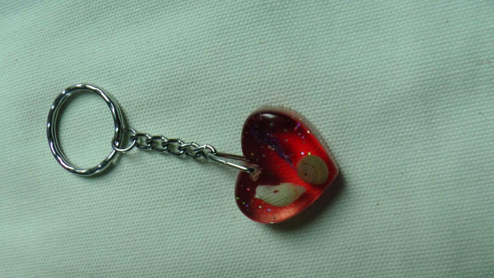 Brelok czerwone serce muszelki opiłki