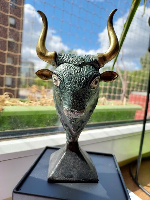 Byk minojski z brązu